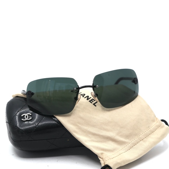 Chanel Black Vintage Sunnies - Picture 3 of 11